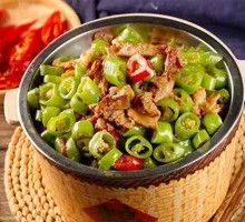 Green Pepper Stir-Fried Pork with Rice in Wooden Bucket