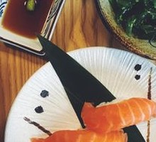 Salmon Hand Roll