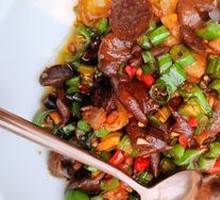 Green Pepper Stir-fried with Chanterelle Mushrooms