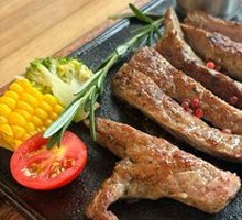 Golden Thick-Cut Red Pepper Sirloin Steak