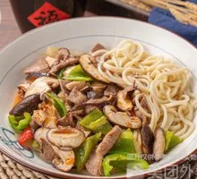 蘑菇炒肉盖浇面