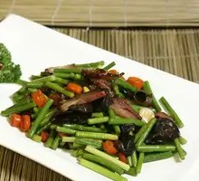 Stir-fried腊肉 with garlic chives