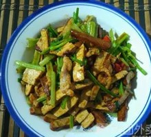 Stir-Fried Pork Shreds with Celery and Tofu Skin