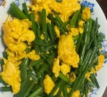 Stir-fried eggs with chives