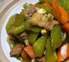 Braised Pork Belly with Lettuce and Carrots