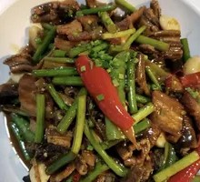 Stir-fried Eel with Garlic Chives