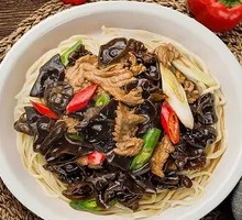 木耳炒肉盖浇面