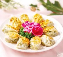 Pan-fried Dumplings with Water Dropwort and Pork Filling