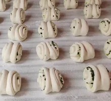 Flower-shaped steamed bun