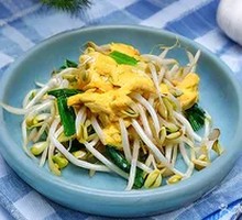 Bean sprout and cilantro stir-fried eggs