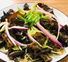 Onion and Wood Ear Mushroom