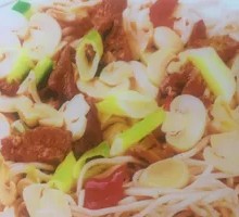 蘑菇炒肉盖浇面