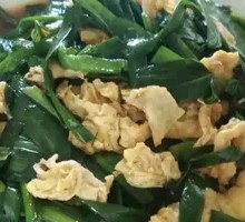 Stir-fried eggs with chives