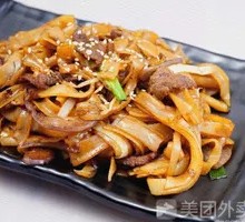 Stir-Fried Rice Noodles with Shredded Pork and Egg