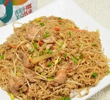 Stir-Fried Rice Noodles with Shredded Pork and Egg
