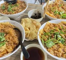 Crackling Rolls with Snail Noodles