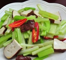 Stir-fried Beef with Celery Strips