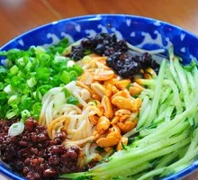 Dry-braised Spicy Noodles with Peas and Pork