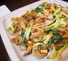Stir-fried Rice Noodles with Lean Pork and Greens