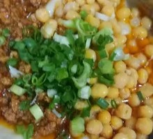 Spicy Pea and Meat Sauce Noodles