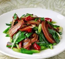 Stir-fried腊肉 with Garlic Shoots