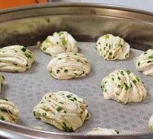 Flower-shaped steamed bun