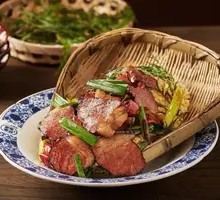 Bai Zhi Pot-Bellied Pork with Crispy Rice Noodles