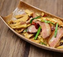 Bamboo Shoots Stir-Fried with Old Sausage